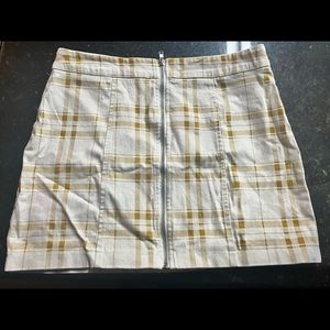 A size large forever 21 yellow plaid skirt